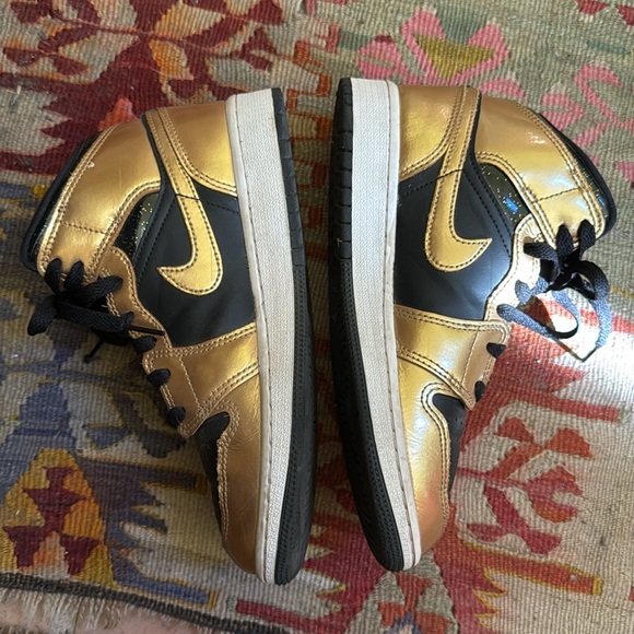 Kid's Black and Gold Air Jordan 1 Mid SE Big Kids 4Y - Picture 4 of 9